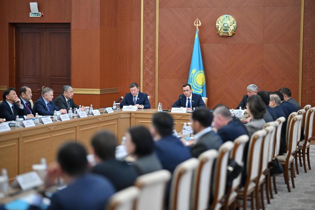 Сенаторы посетили автомобильные заводы в Карагандинской области